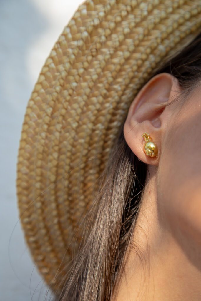 modelo con pendiente caracol oro