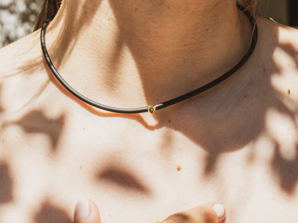 collar caucho negro y malaquita en modelo