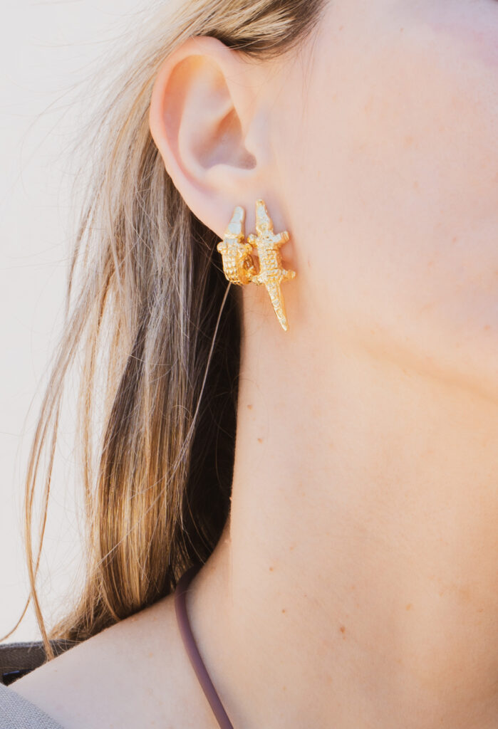 pendientes normal y curvo de cocodrilo chapado en oro en modelo