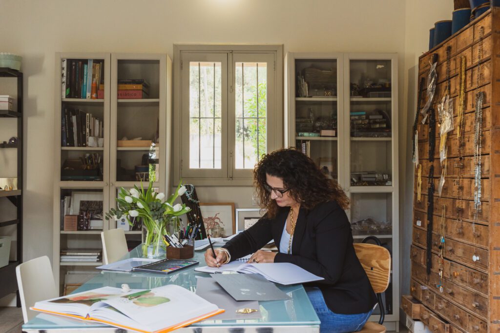 Carolina Amigó diseñando en su taller