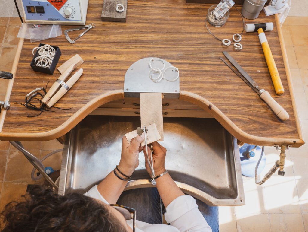 Carolina Amigó trabajando en joyas colección papel