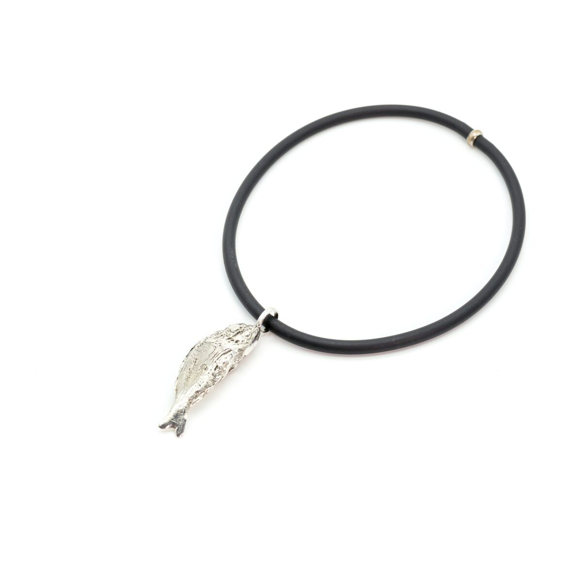 collar caucho con pez de plata