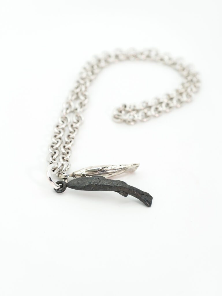 collar plata de eslabones con colgante pez plata y pez plata black