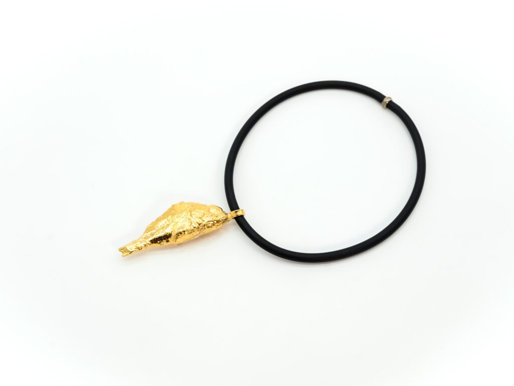 collar caucho negro con colgante pez xl chapado en oro