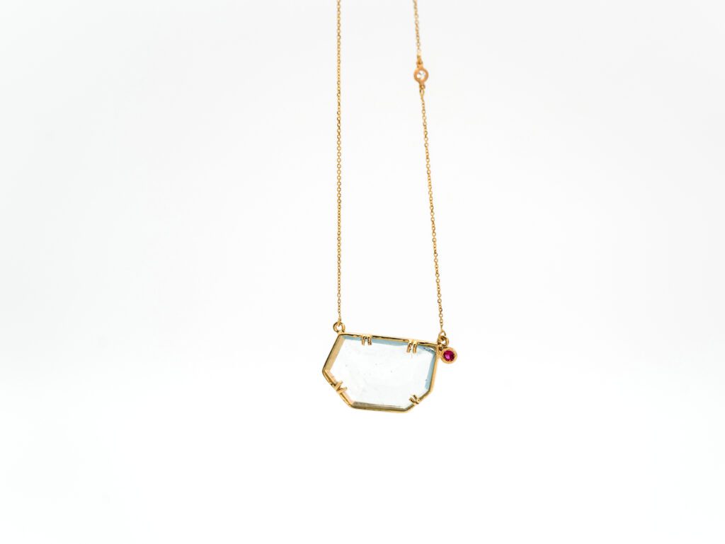 collar oro con piezas preciosas