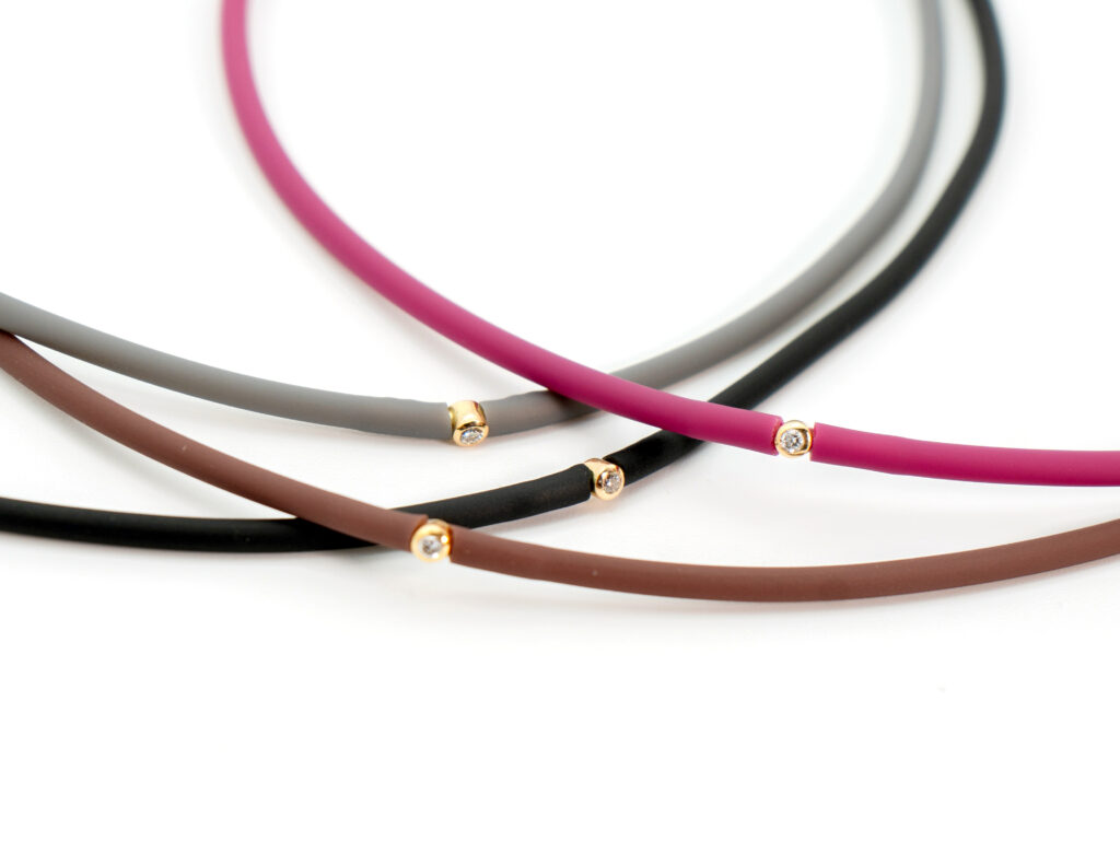 COSMOS 10 collar caucho en rosa, marón, negro y gris