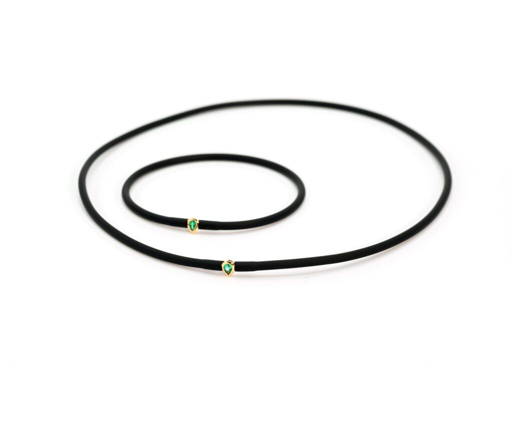 pulsera y collar caucho negro con malaquita