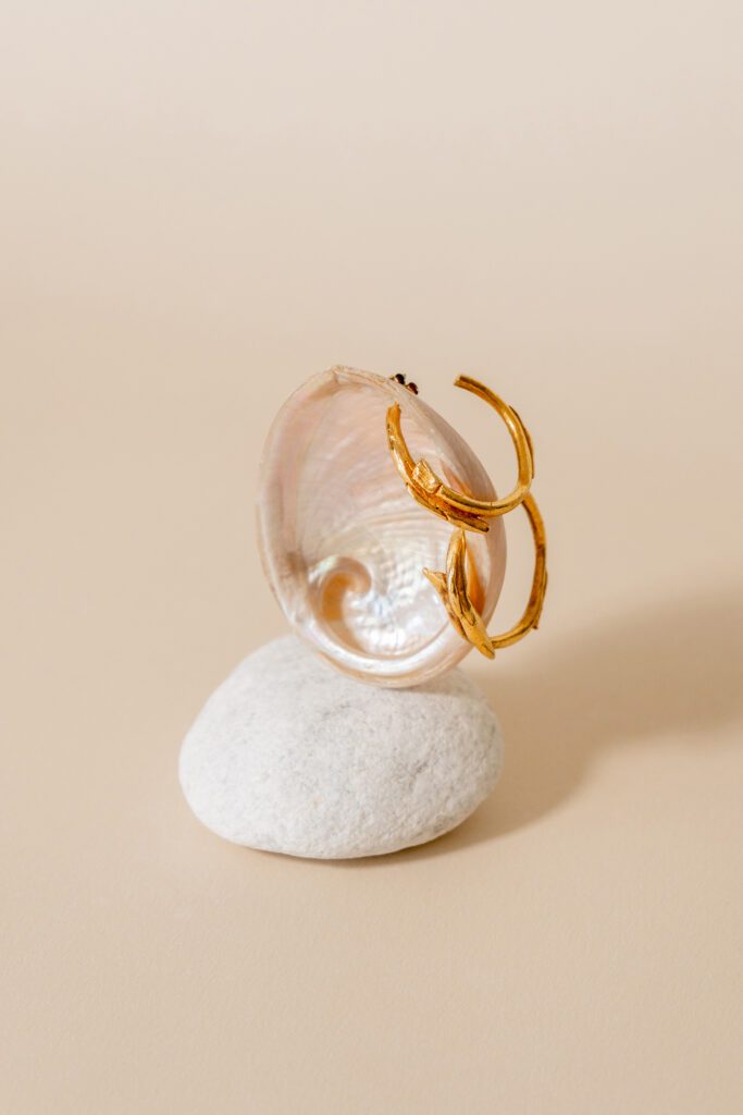 pendientes aro peces en oro sobre concha