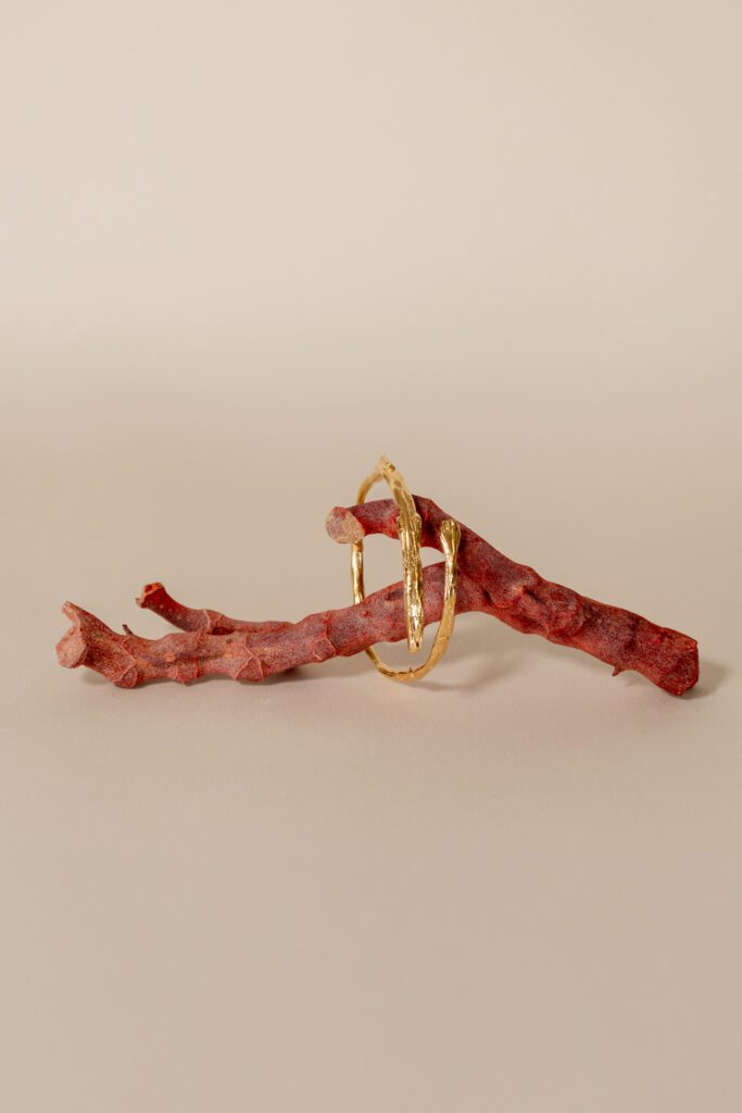 pulsera oro pez en coral rojo