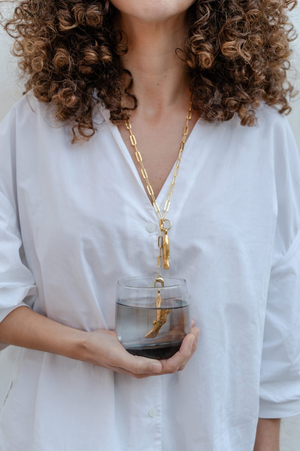 modelo con collar doble de peces en oro