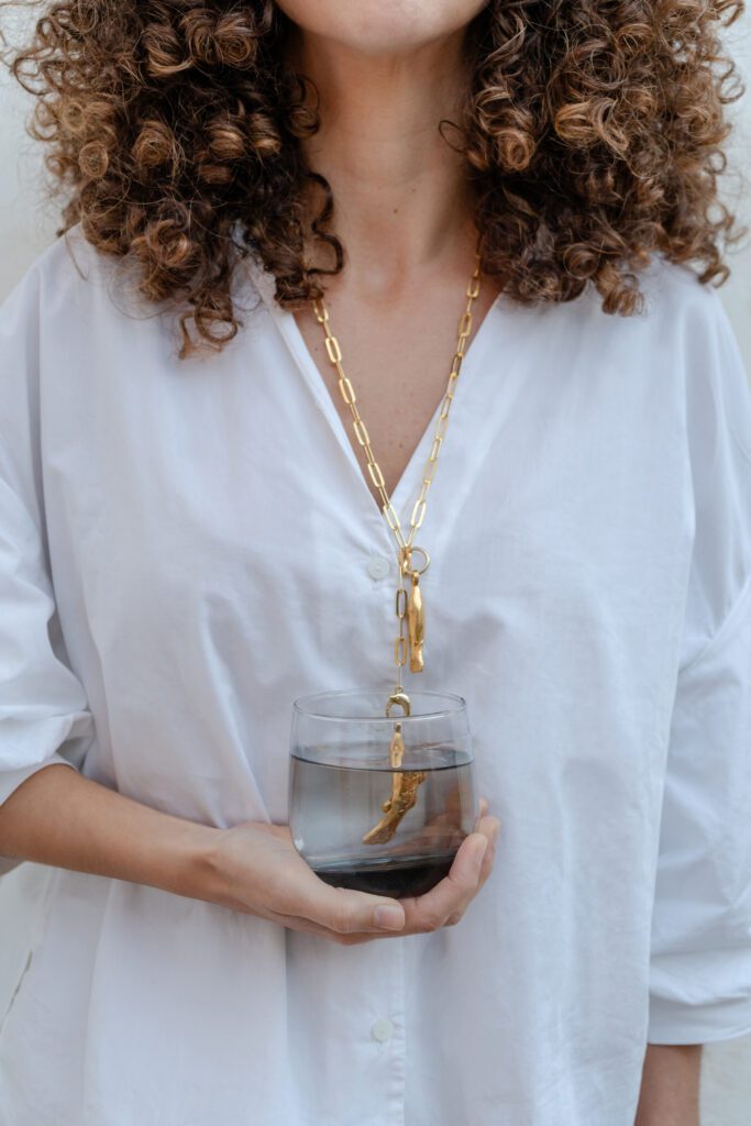 modelo con collar doble de peces en oro
