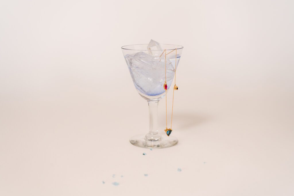 copa con hielos y colgante de ice