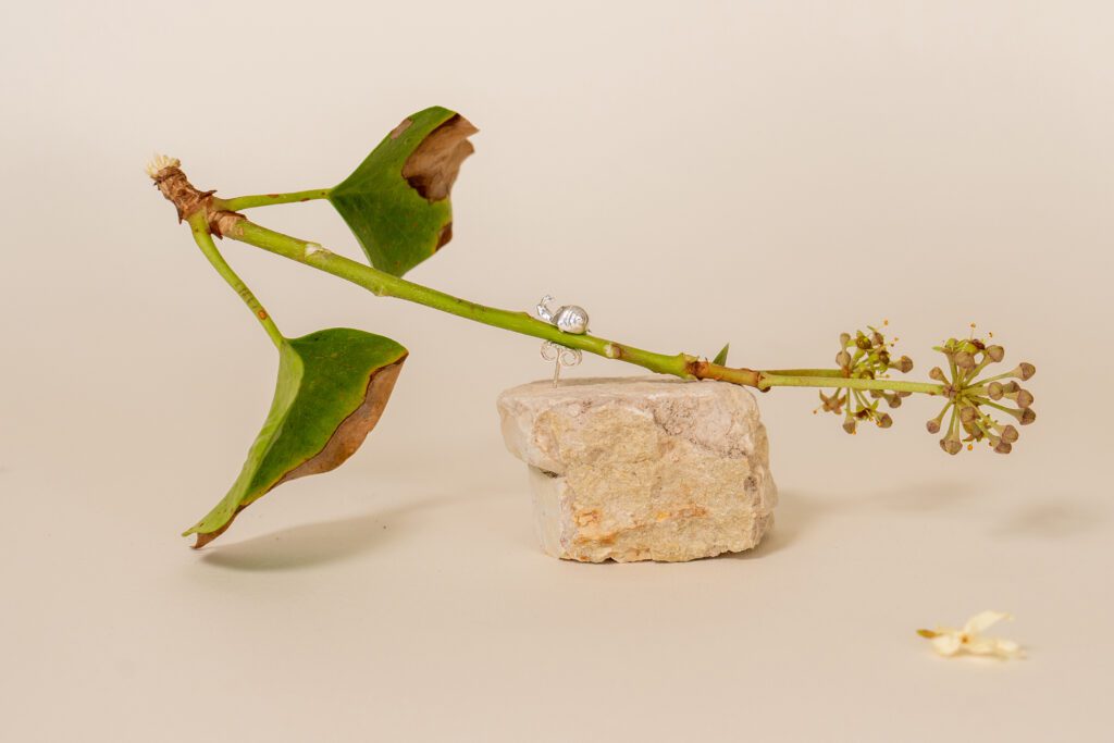 rama de planta con pendiente caracol en plata