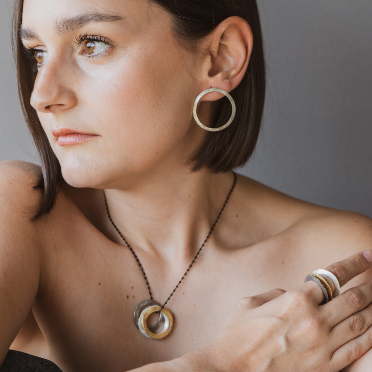modelo con pendientes collar y anillos colección papel