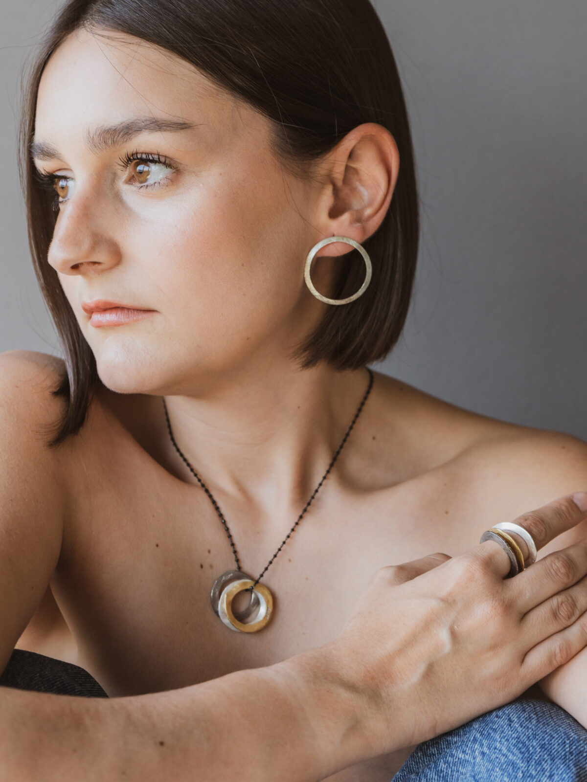 modelo con pendientes collar y anillos colección papel