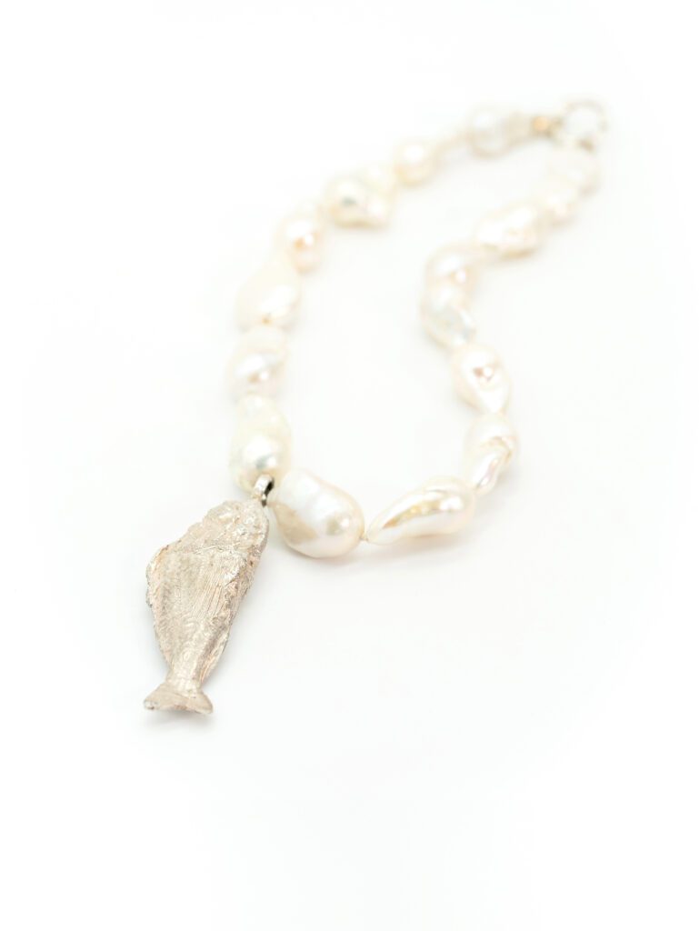 collar con perlas y colgante de pez en plata