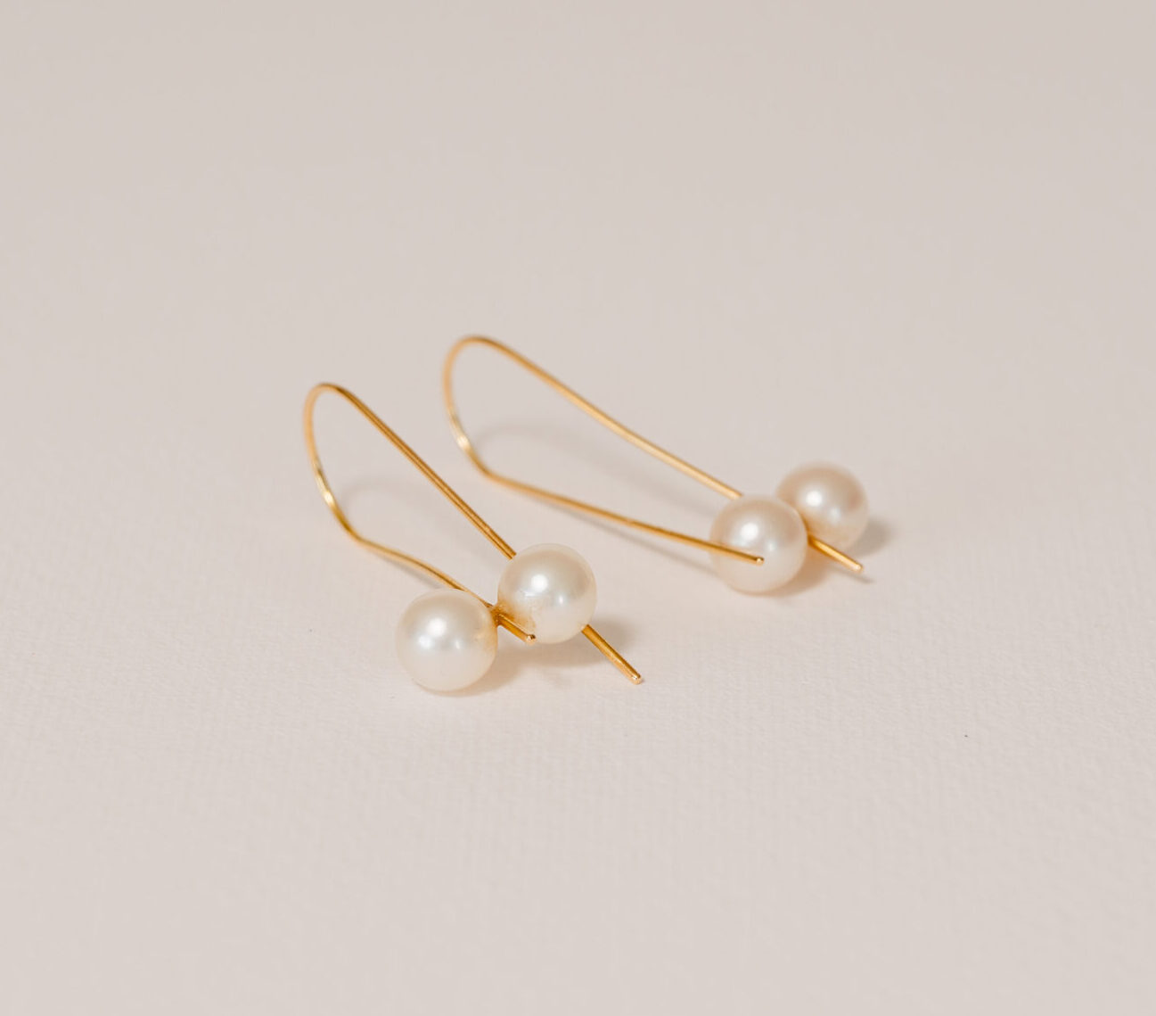 pendientes oro con dos perlas incrustadas