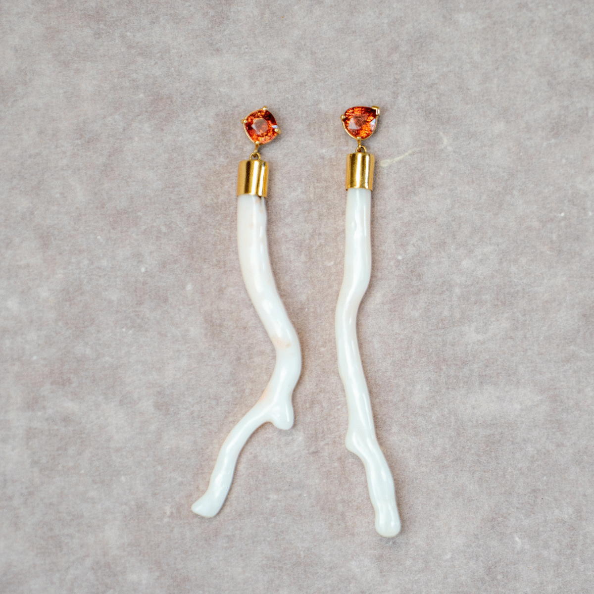 Pendientes largos de Coral Blanco y Turmalina
