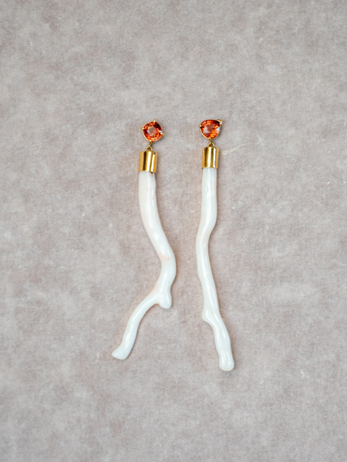 Pendientes largos de Coral Blanco y Turmalina