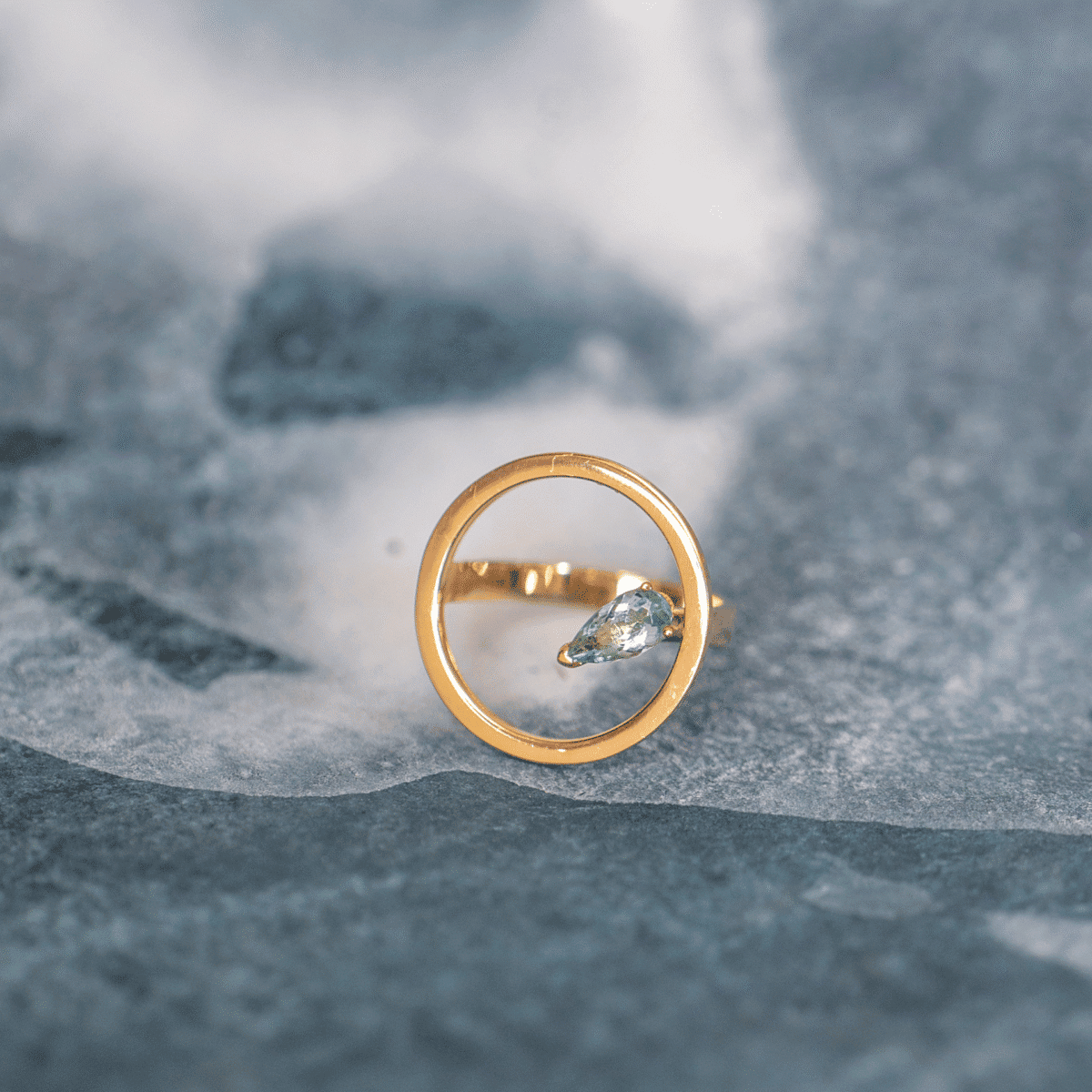 Anillo de oro con diamante en forma de lágrima, elegante y exclusivo.