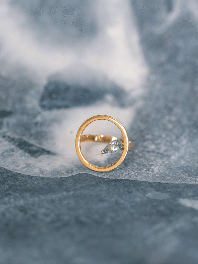 Anillo de oro con diamante en forma de lágrima, elegante y exclusivo.