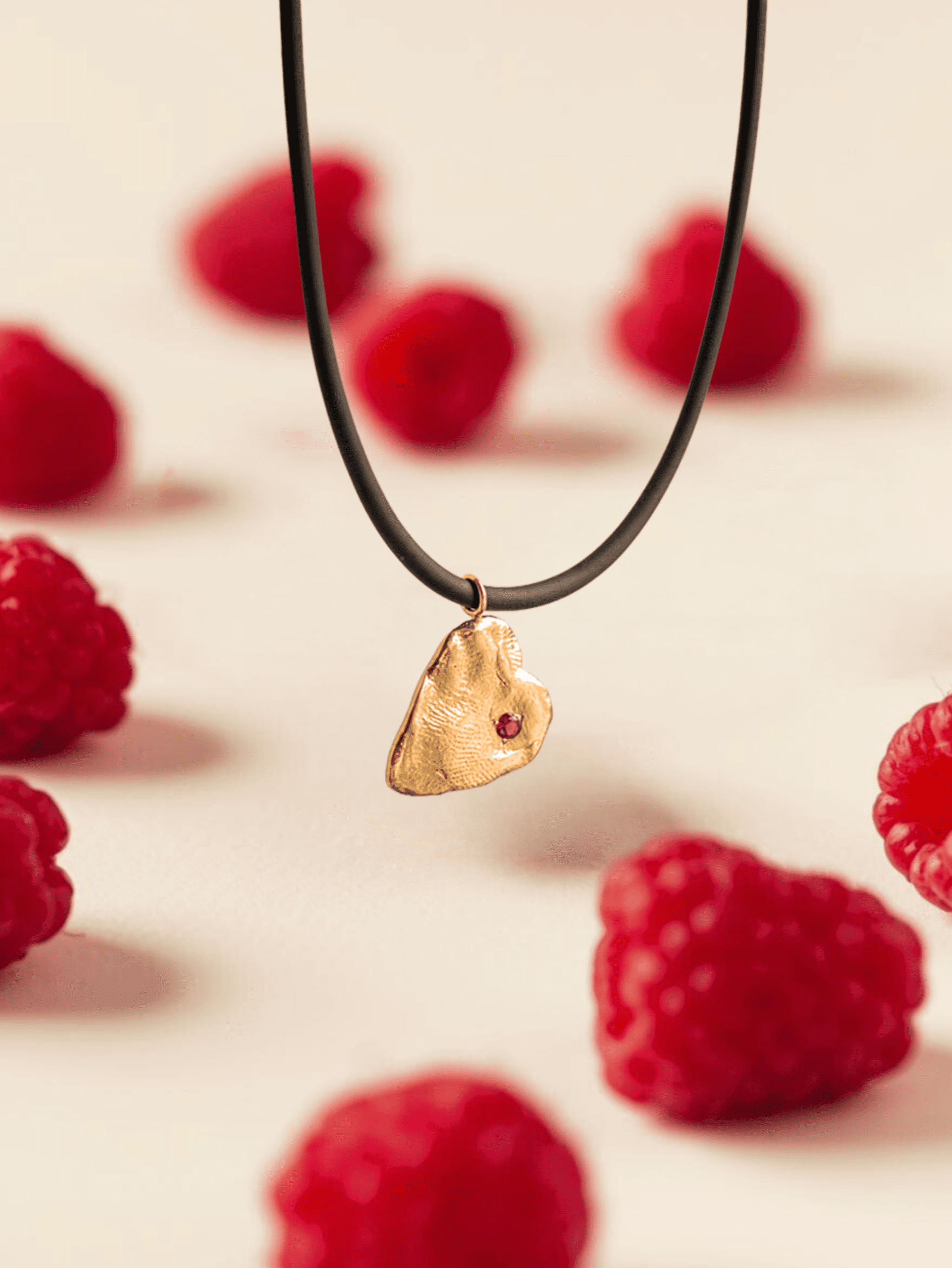 Collar Corazón Imperfecto con frambuesas. Joyería artesanal en Mallorca.