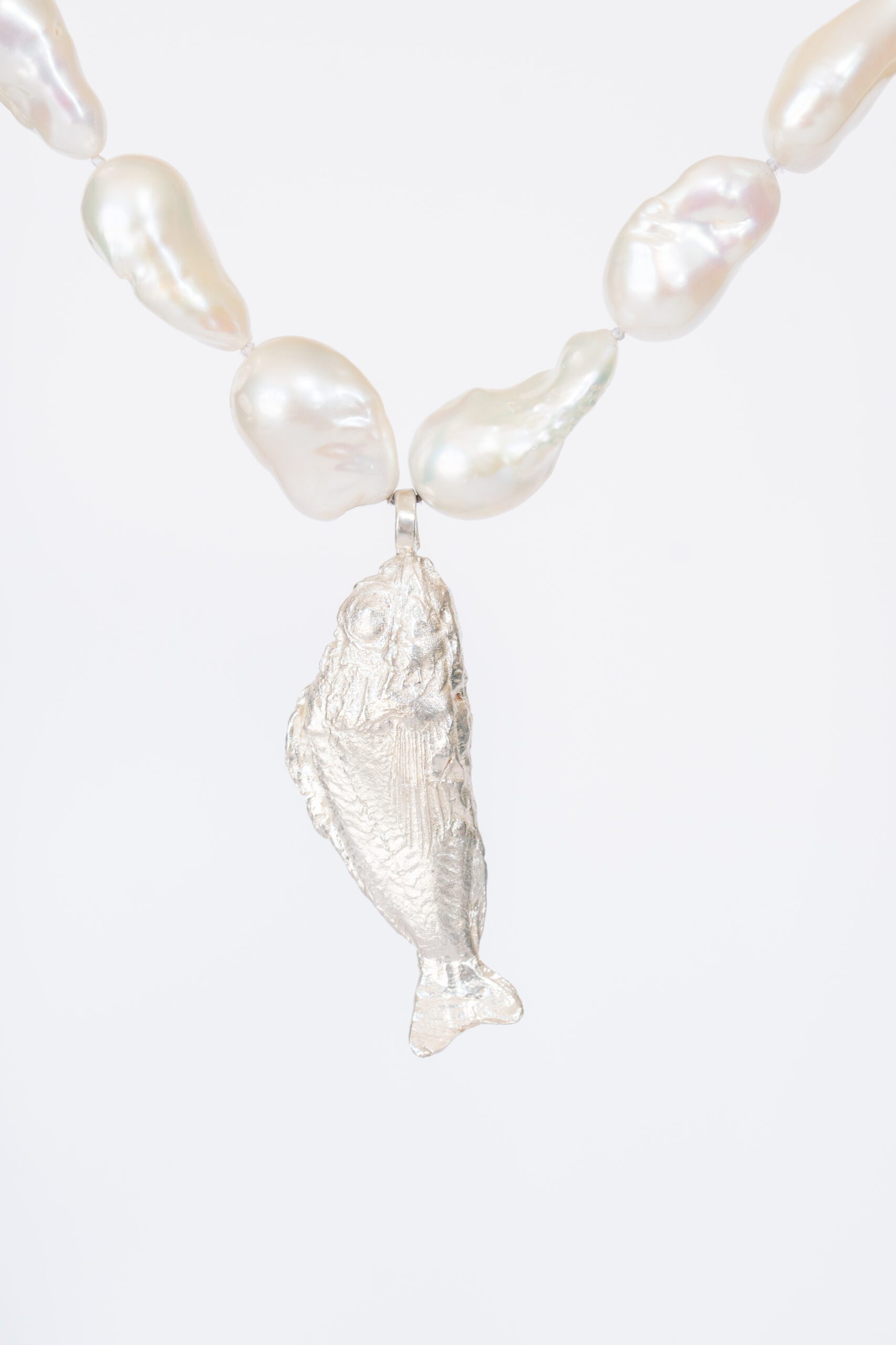 Collar pez de plata. Como limpiar tua joyas en casa