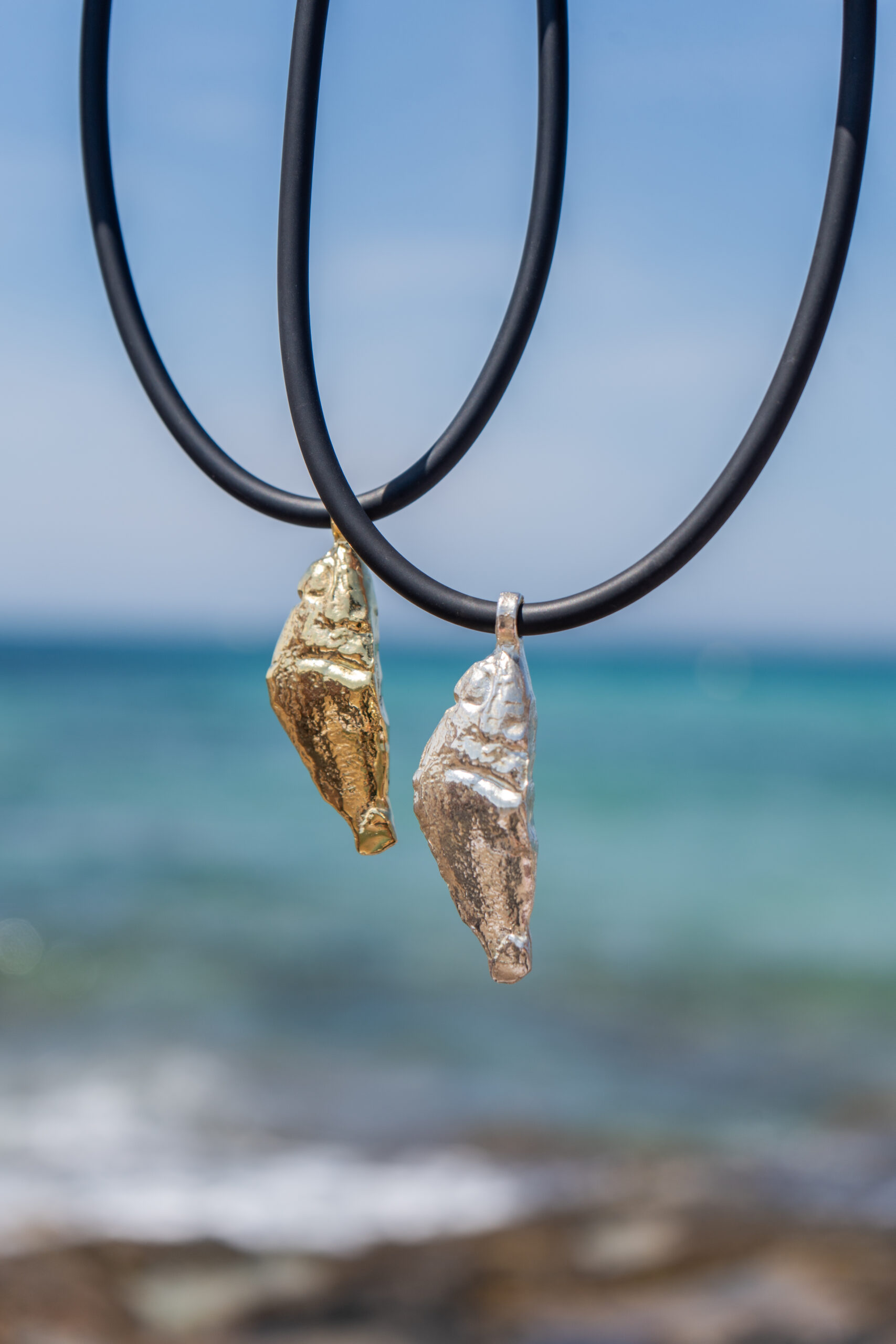 Como cuidar tus joyas en verano. Collar de oro y plata