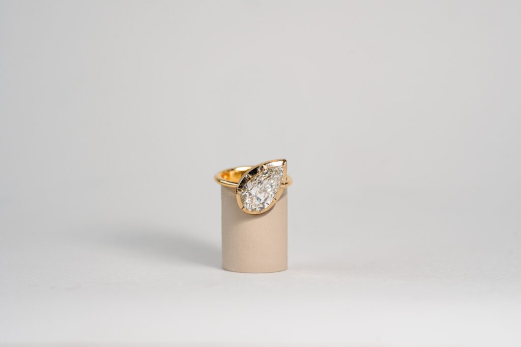 Anillo diamante pera vista completa oro amarillo - Carolina Amigó