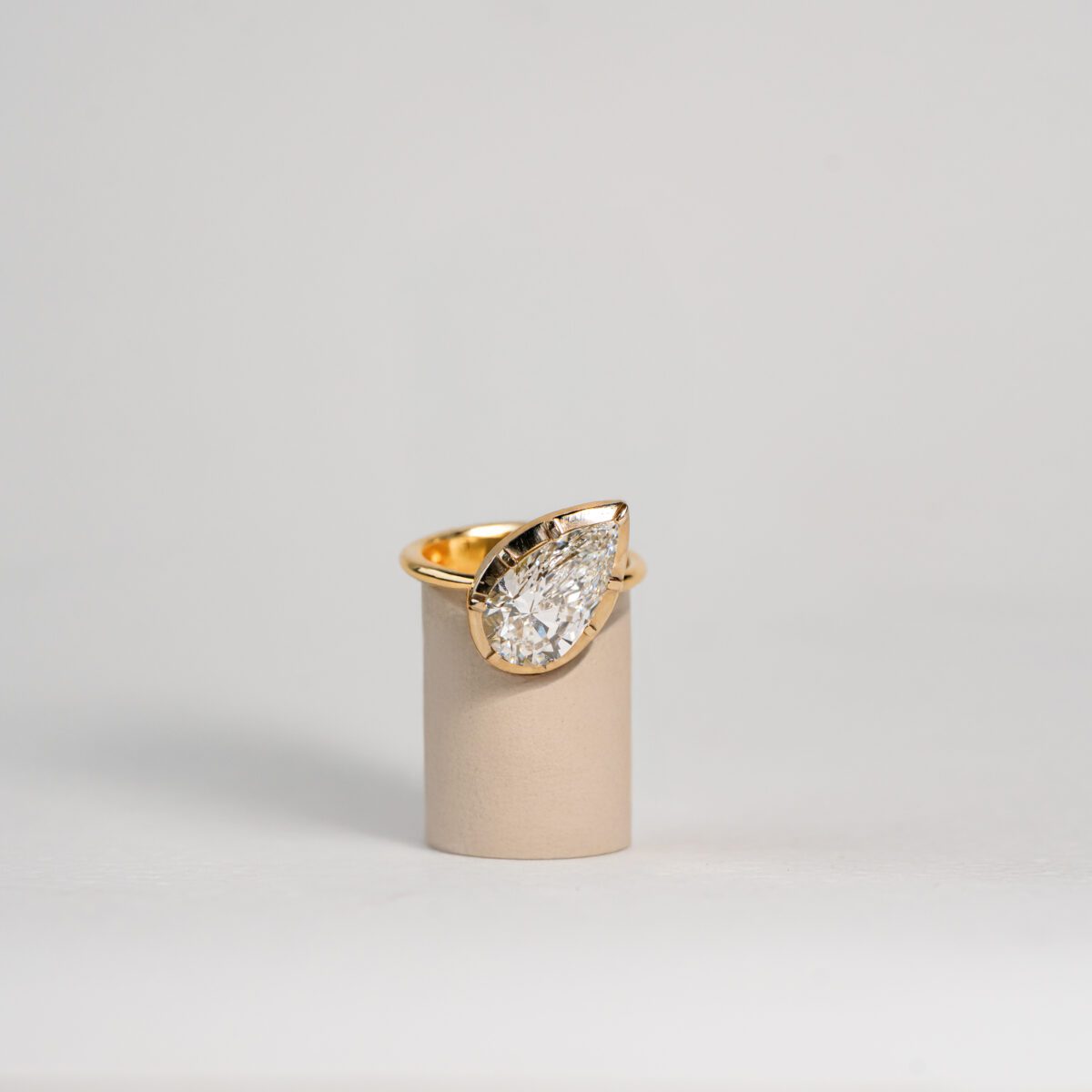 Anillo diamante pera vista completa oro amarillo - Carolina Amigó