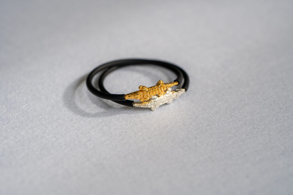Pulsera cocodrilo en caucho negro y oro - Carolina Amigó