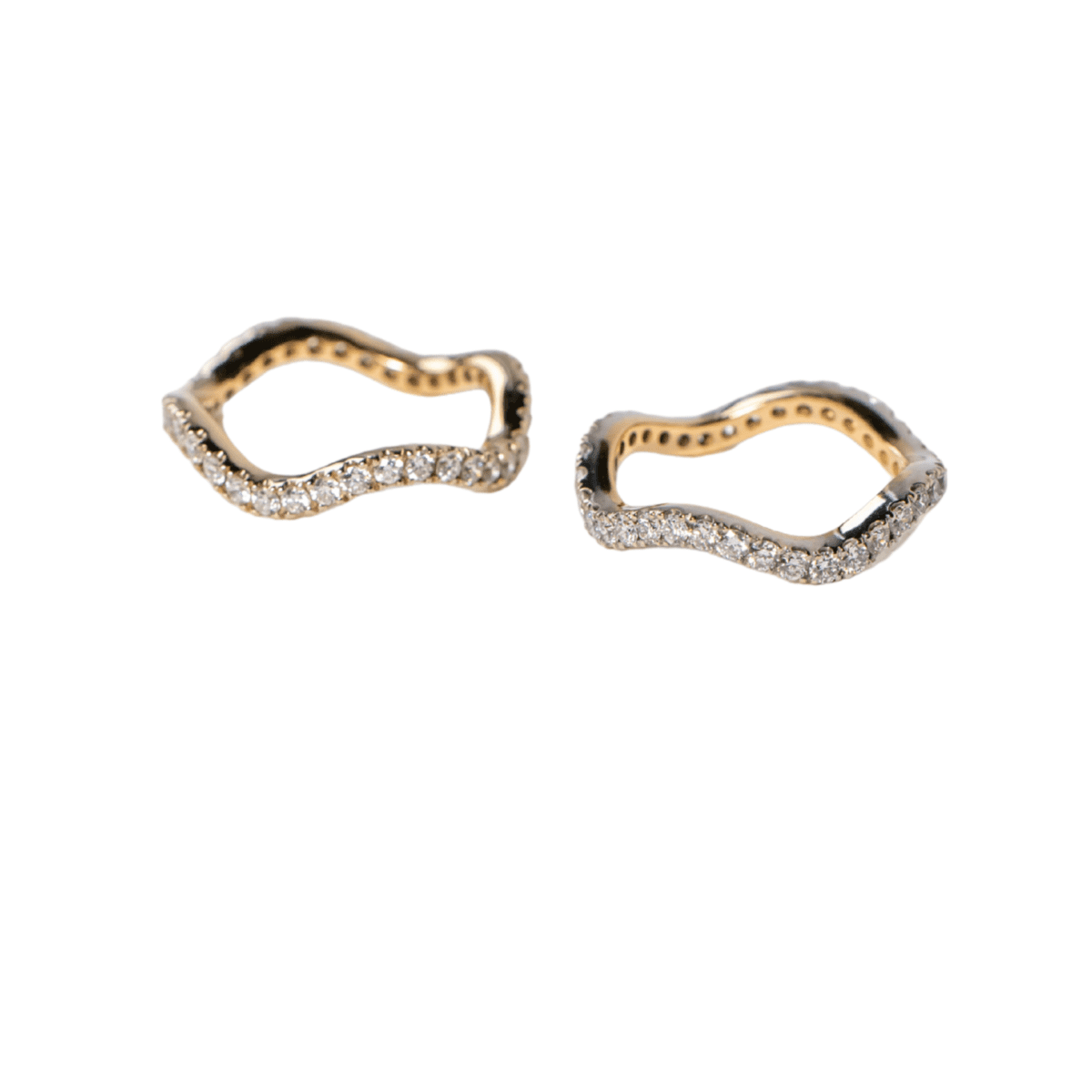 Anillo wave con diamantes artesanal en oro - Carolina Amigó Mallorca